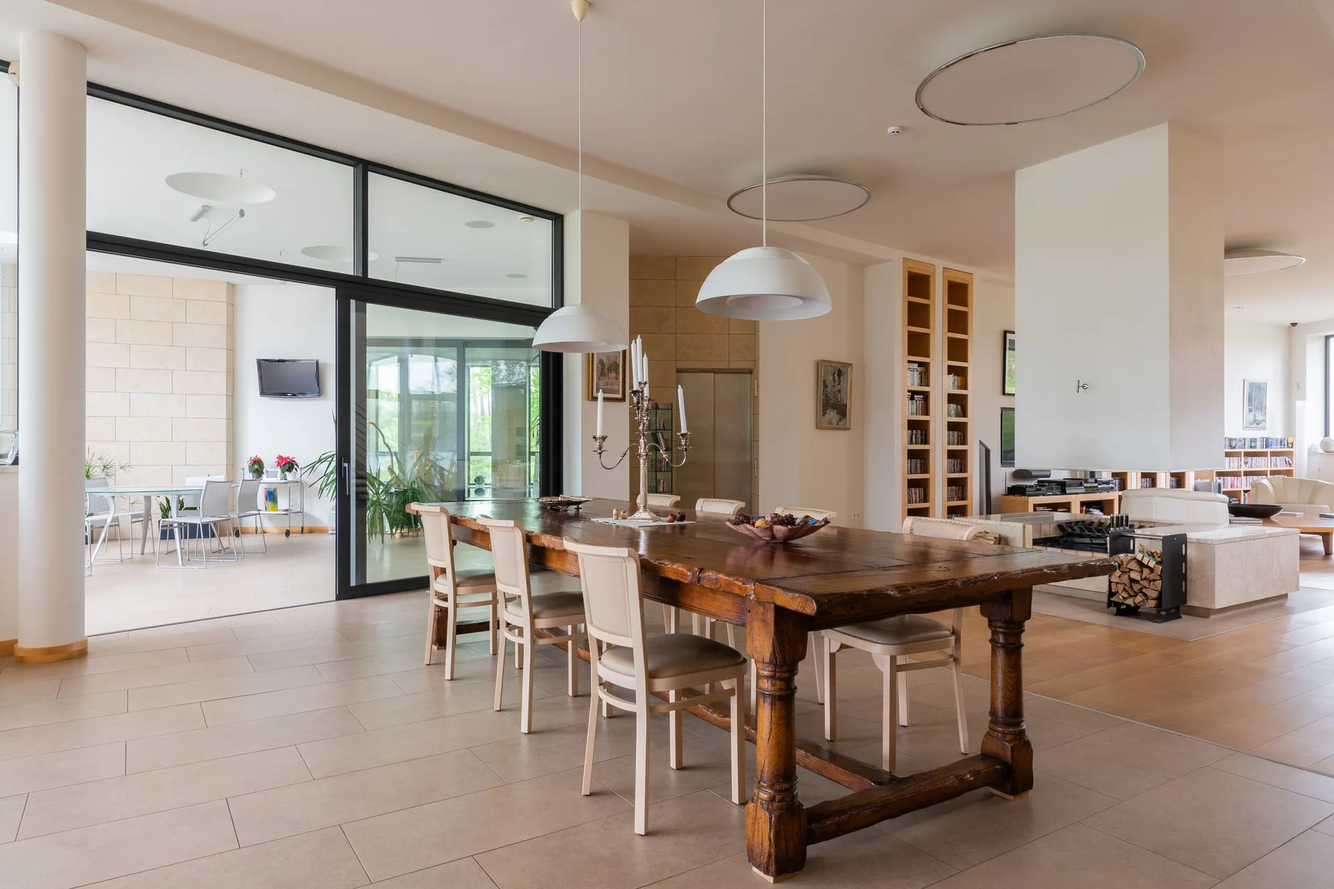 Apartamento amplo com sala de jantar integrada à sala de estar e portas de vidro
